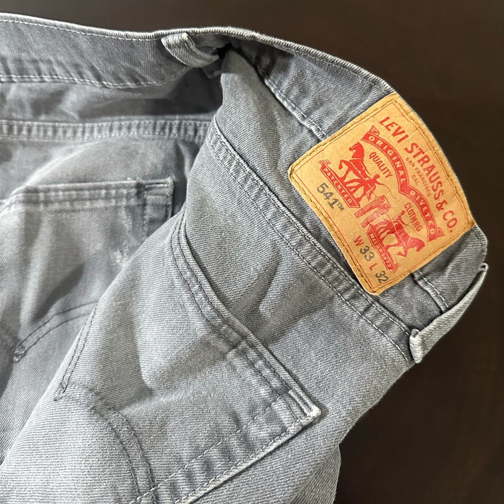 Levi’s 541 33/32 light gray